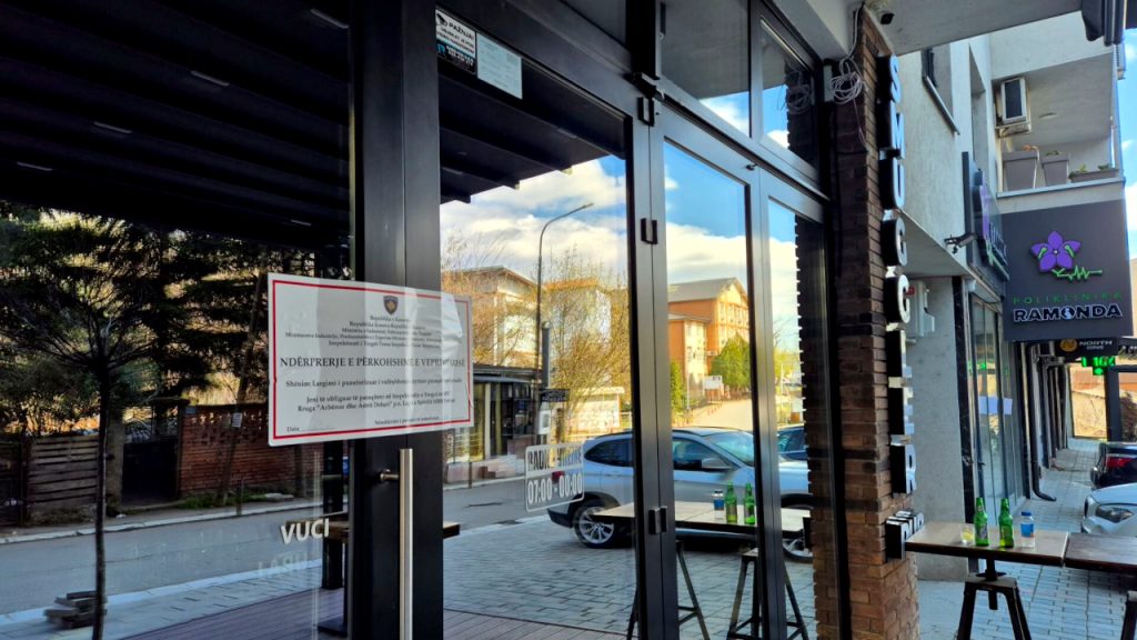 Inspekcija privremeno zatvorila pet lokala sinoć u Mitrovici i Zubinom Potoku Inspekcija privremeno zatvorila pet lokala sinoć u Mitrovici i Zubinom Potoku (Foto KoSSev)