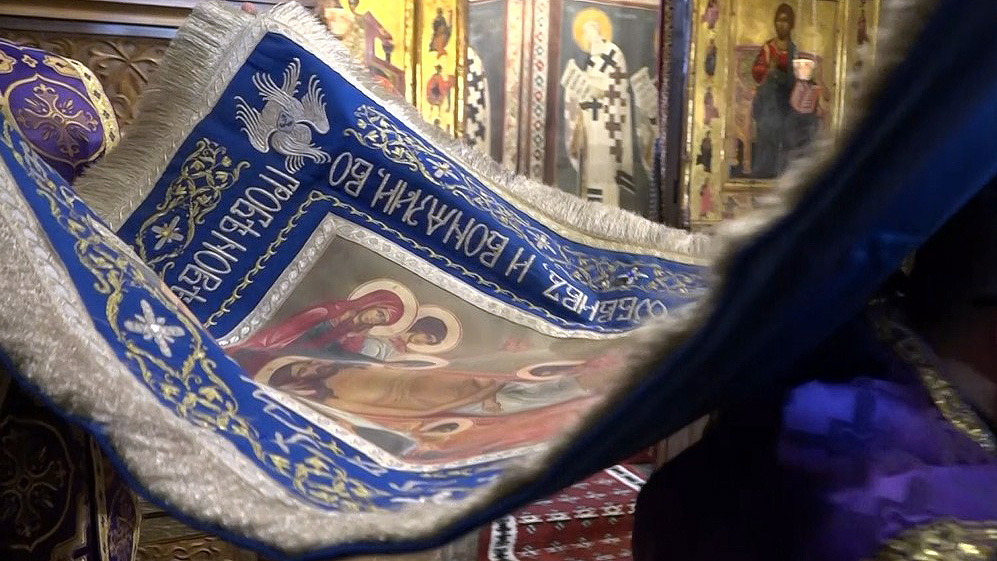 Iznošenje Plaštanice u Manastiru Gračanica Iznošenje Plaštanice (Foto Kim)