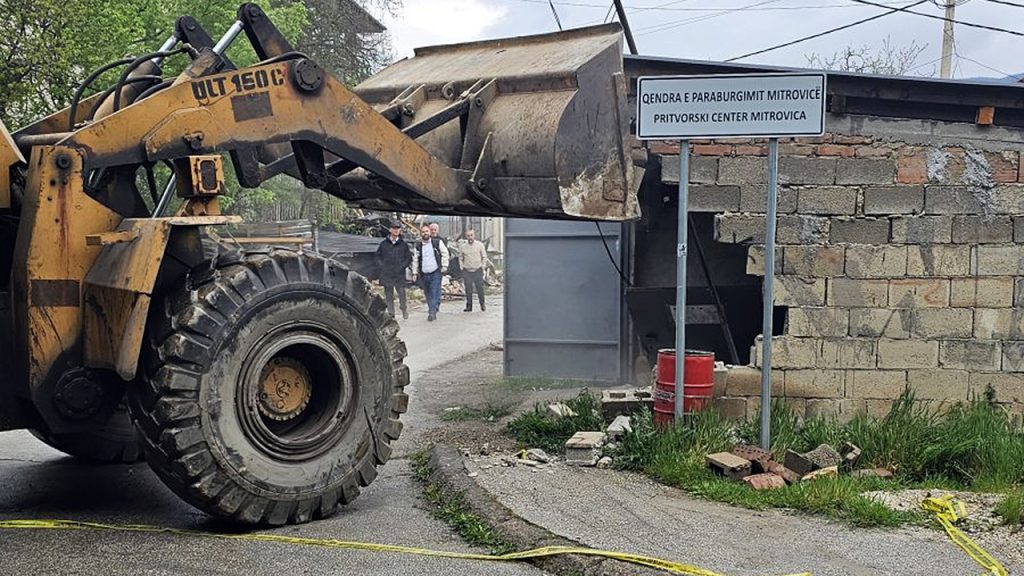 Kancelarija za KiM: Bespravno rušenje garaža u Severnoj Mitrovici Kancelarija za KiM poručila da je rušenje srpskih garaža u Severnoj Mitrovici bespravno (Foto Radio Kontakt Plus)