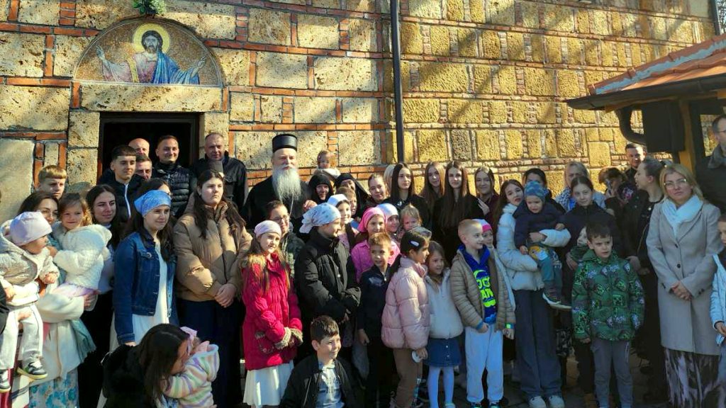 Mitropolit Teodosije u Sušici: Cveti nas pozivaju na veru koja ne prolazi Mitropolit Teodosije u Sušici poručio da nas Cveti pozivaju na veru koja ne prolazi (Foto Kim)