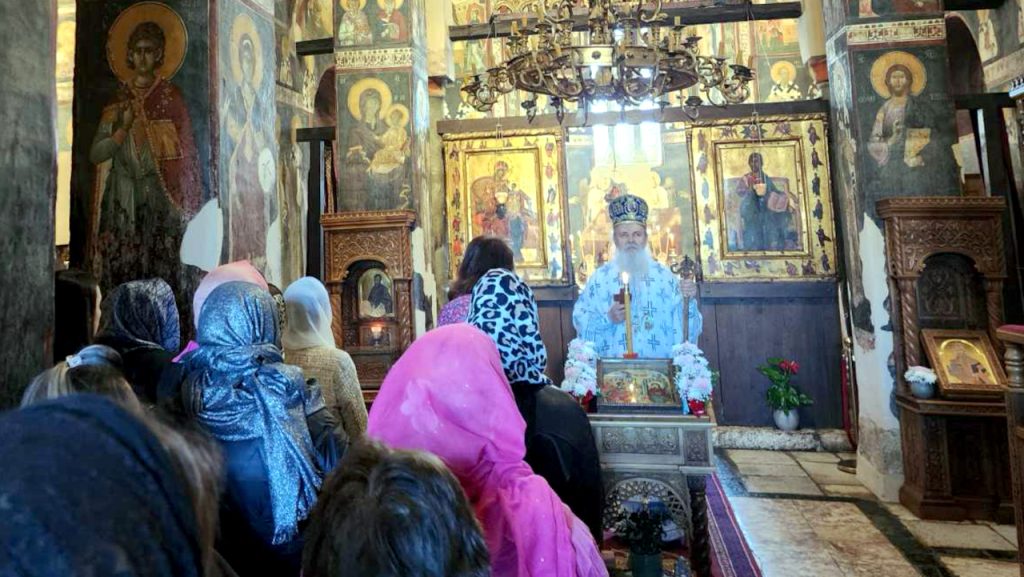 Mitropolit Teodosije u Gračanici: Blagovesti su početak spasenja i vreme za približavanje Bogu Mitropolit Teodosije u manastiru Gračanica na Blagovesti (Foto Kim)