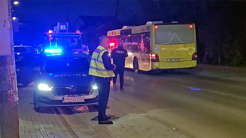 Kosovska policija obezbeđuje radnike koji skidaju srpske zastave (Foto Kim)