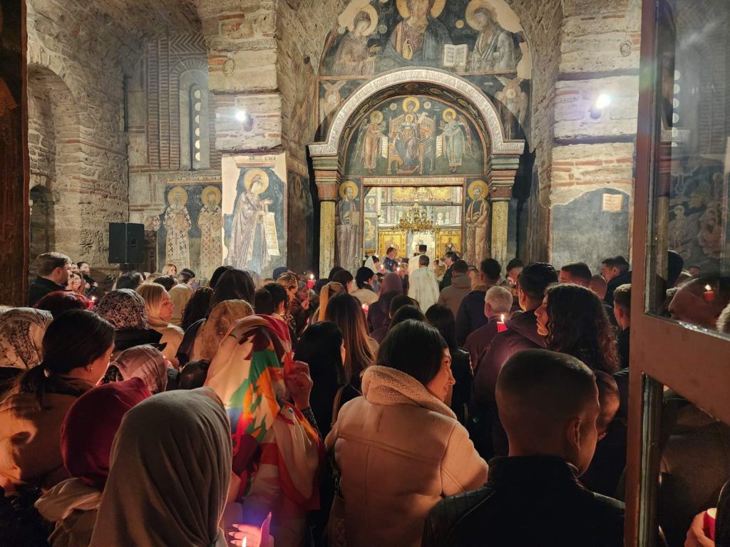 Vaskrs na Kosovu (FOTO) Doček Uskrsa u manastiru Gračanica (Foto Kim)
