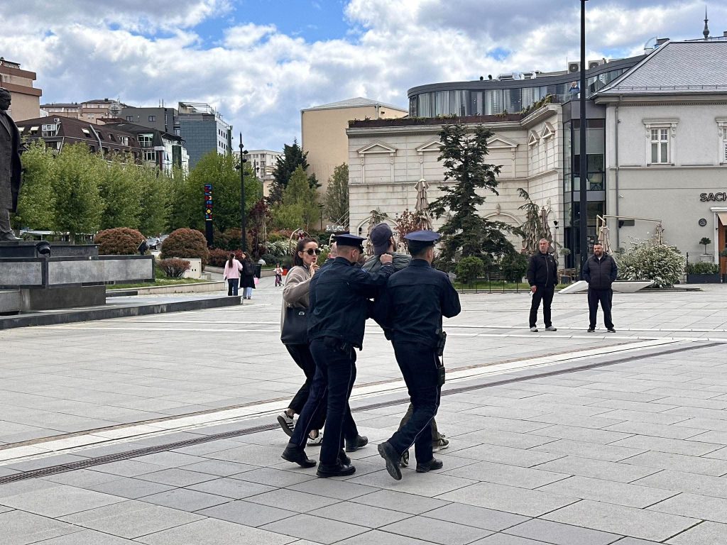 Hapšenje učesnika prvomajskog protesta u Prištini