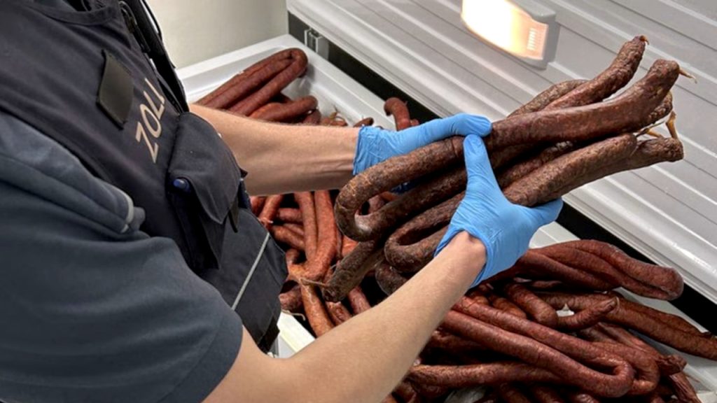 Nemačka: U autobusu sa Kosova pronađeno više od 250 kilograma švercovanih kobasica Carina u Štutgartu u autobusu sa Kosova pronašla preko 250 kilograma kobasica (Foto Glavna carinska uprava u Štutgartu)