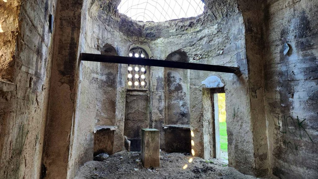 Dolina srušenih grobalja: U oskrnavljenoj crkvi u Samodreži kod Vučitrna Dolina srušenih grobalja - u oskrnavljenoj crkvi u Samodreži kod Vučitrna (Foto Živojin Rakočević)