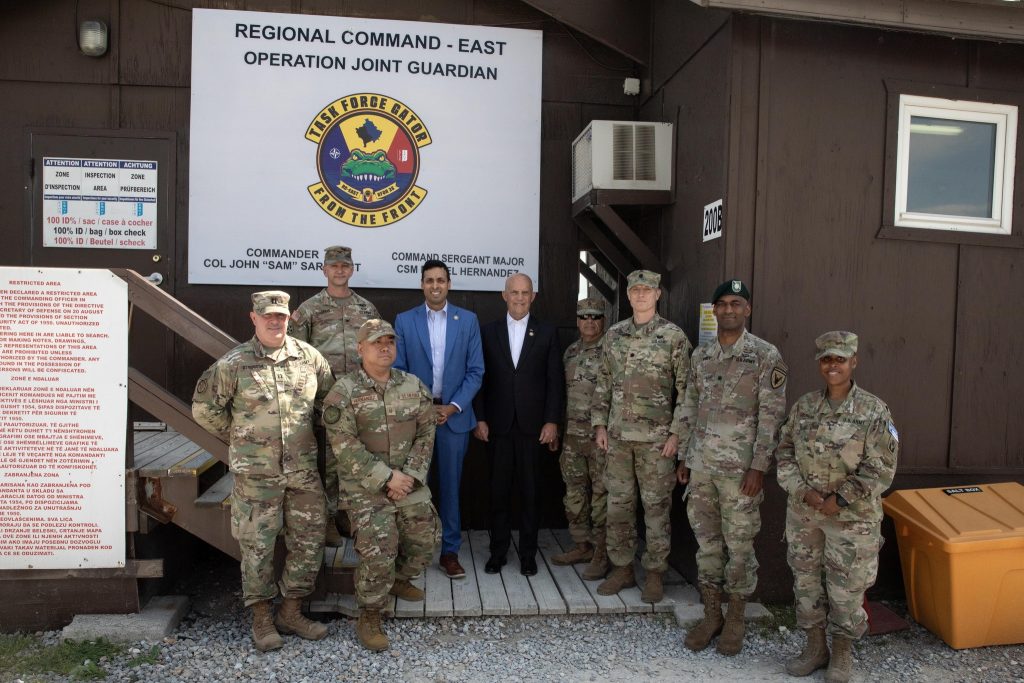 Američki kongresmeni Self i Subramaniam doputovali na Kosovo, posetili Bondstil Američki kongresmeni Self i Subramaniam doputovali na Kosovo, posetili Bondstil (Foto Ambasada SAD na Kosovu)