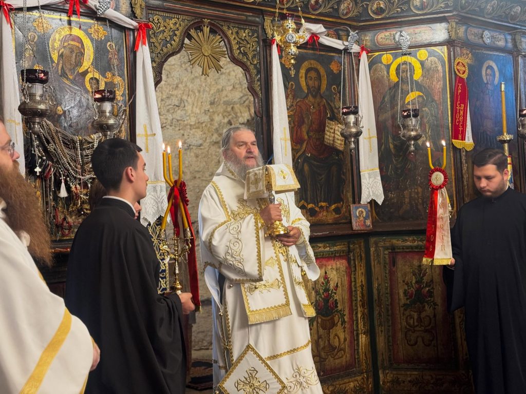 Episkop švajcarski Andrej služio Svetu liturgiju u Orahovcu Episkop švajcarski Andrej služio Svetu liturgiju u Orahovcu (Foto Eparhija raško-prizrenska)