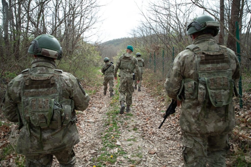 Turski kontingent KFOR-a u redovnim patrolama duž Administrativne linije Turski kontingent KFOR-a u redovnim patrolama duž Administrativne linije (Foto KFOR)