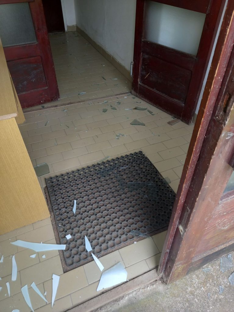 Kancelarija za KiM: Razbijena vrata ambulante u Banjskoj; Policija pokrenula istragu Kancelarija za KiM: Razbijena vrata ambulante u Banjskoj; Policija pokrenula istragu (Foto Kancelarija za KiM)