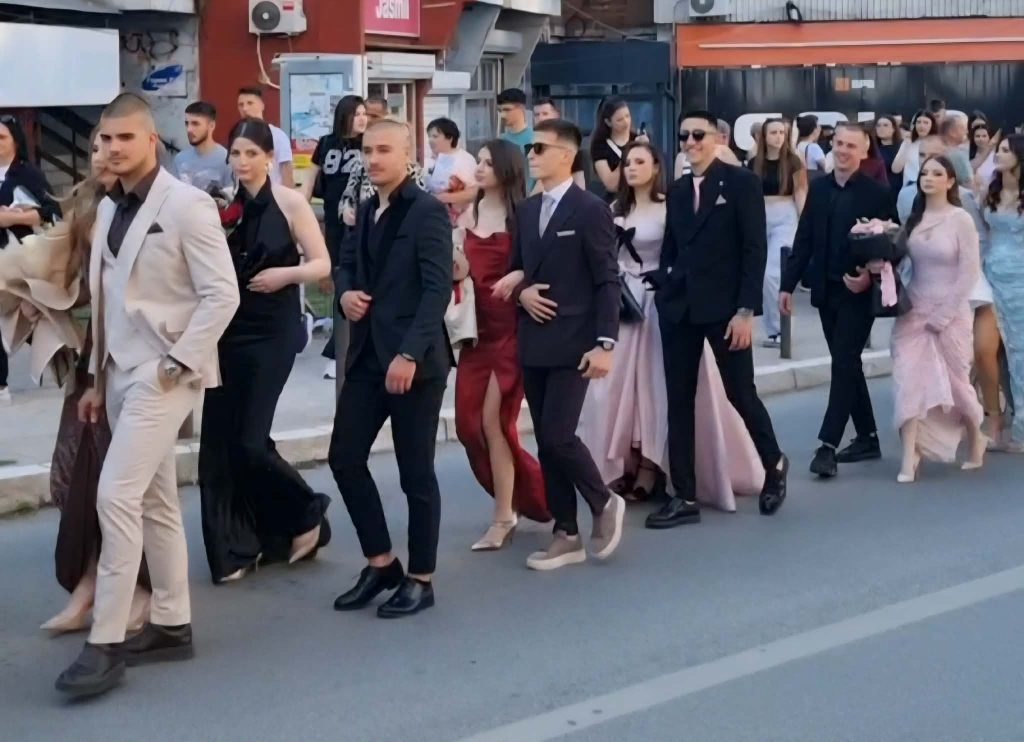 Maturanti mitrovičke gimnazije defileom proslavili kraj srednjoškolskih dana Maturanti mitrovičke gimnazije defileom proslavili kraj srednjoškolskih dana (Foto KoSSev)