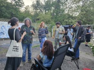 Mitrovica na jedno veče ličila na Berlin: Spoj umetnosti, jezika i ljudi (Foto Kontakt plus)
