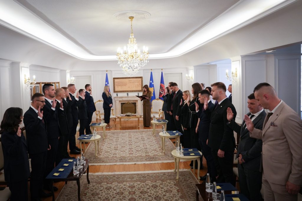 Hadžiju imenovala 17 sudija, među njima dvoje iz srpske zajednice Hadžiju imenovala 17 sudija, među njima dvoje iz srpske zajednice (Foto Kosovsko predsedništvo)