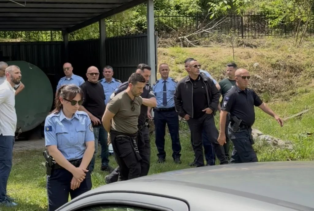 Mladići privedeni ispred manastira Svetih Arhangela u Prizrenu pušteni na slobodu