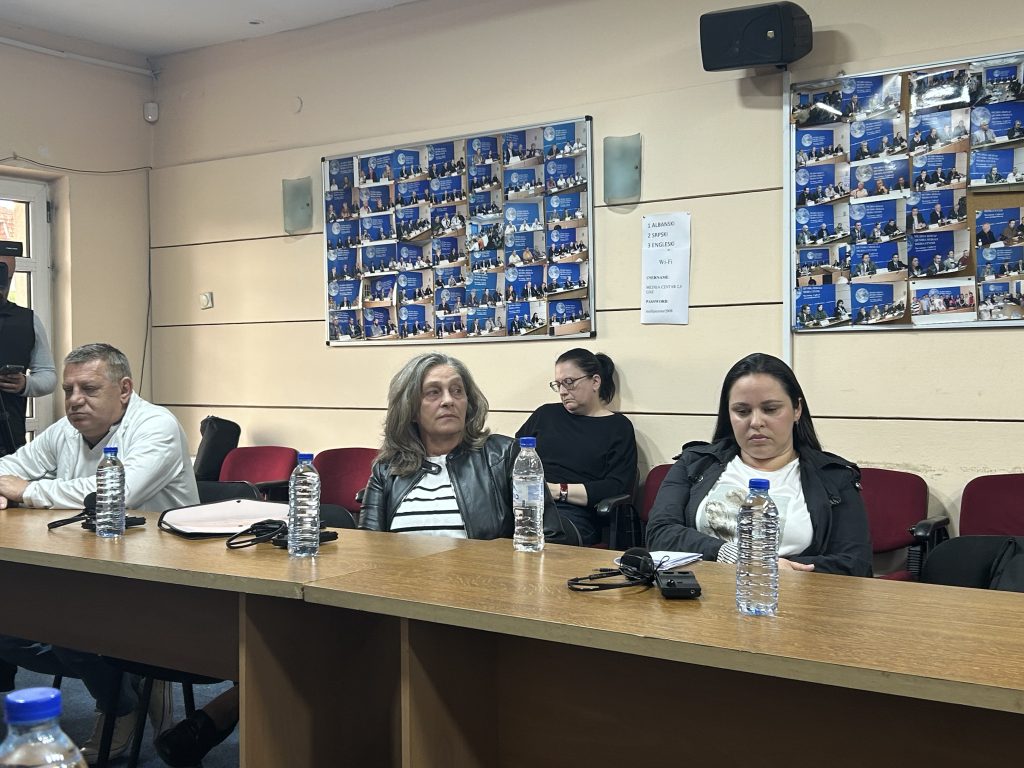 Radnici zdravstva koji su prethodnih dana dobili rešenja o otkazu (Foto Kim)