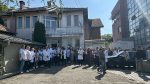 Zaposleni u Domu zdravlja Gračanica na polusatnom protestu zbog hapšenja Mirjane Dimitrijević i ostalih direktora obrazovnih i zdravstvenih institucija (Foto Kim)