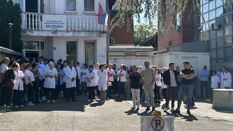 Protest zaposlenih ispred Doma zdravlja Gračanica (Foto Kim)