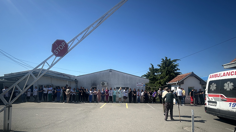 Ispred KBC-a i Doma zdravlja u Gračanici i danas protest Protest zaposlenih u KBC-u Priština-Gračanica (Foto Kim)