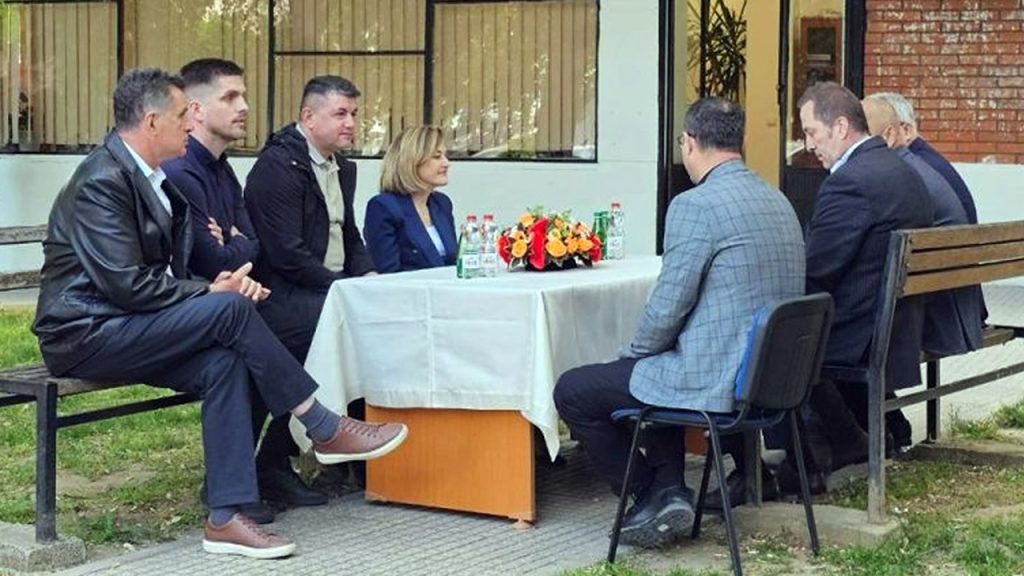 Mimoza Kusari u Severnoj Mitrovici - srpski razume, ali ga ne govori - prevodioca ima, ali ga ne vodi (Foto Radio Mitrovica sever)