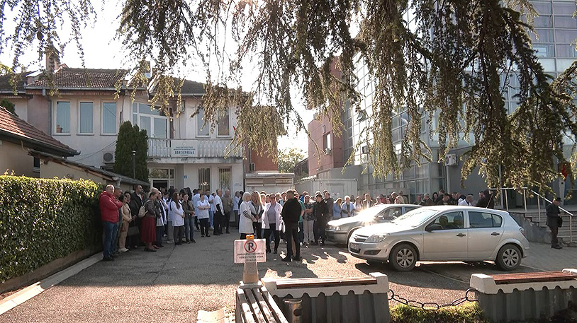 Pušteni direktori srpskih ustanova u Gračanici, obaveza javljanja policiji do 19. juna Zaposleni u Domu zdravlja Gračanica (Foto Kim)