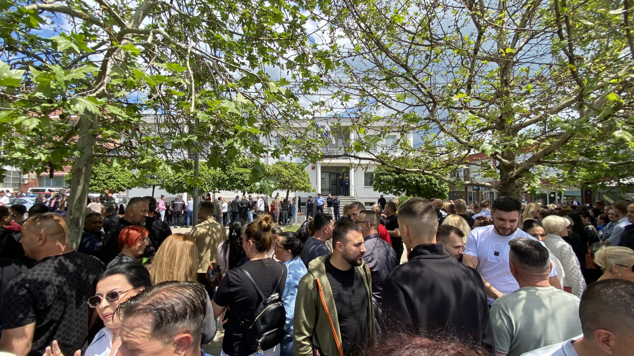 Okupljeni ispred policijske stanice u Gračanici (Foto Kim)