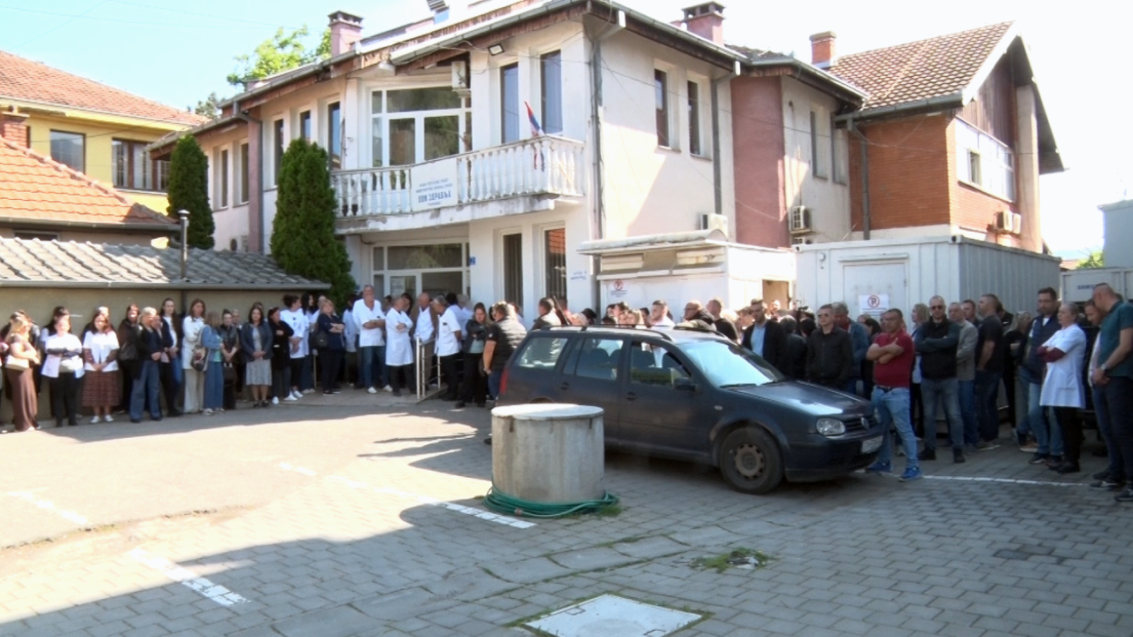 Protest ispred Doma zdravlja u Gračanici (Foto Kim)