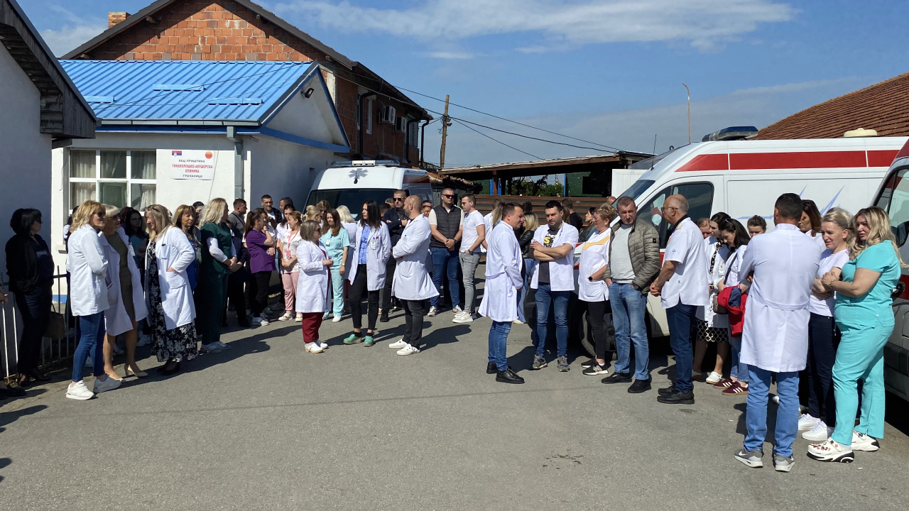 Skup podrške uhapšenim direktorima ispred KBC Priština u Gračanici (Foto Kim)