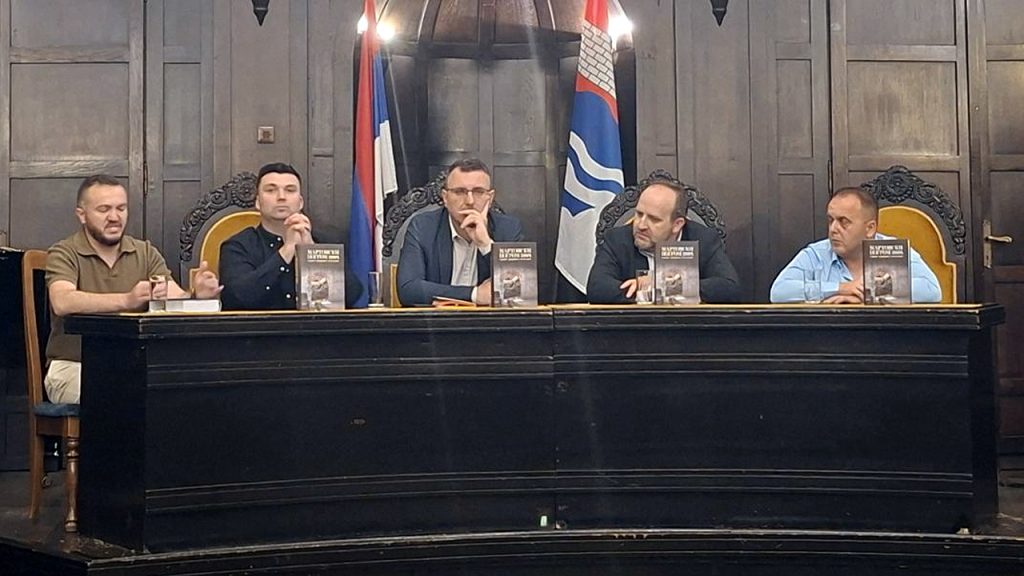 Banja Luka: U Banskom dvoru predstavljen zbornik o Martovskom pogromu 2004. godine U Banskom dvoru u Banjoj Luci predstavljen zbornik „Martovski pogrom 2004“ (Foto Dom kulture „Gračanica“)
