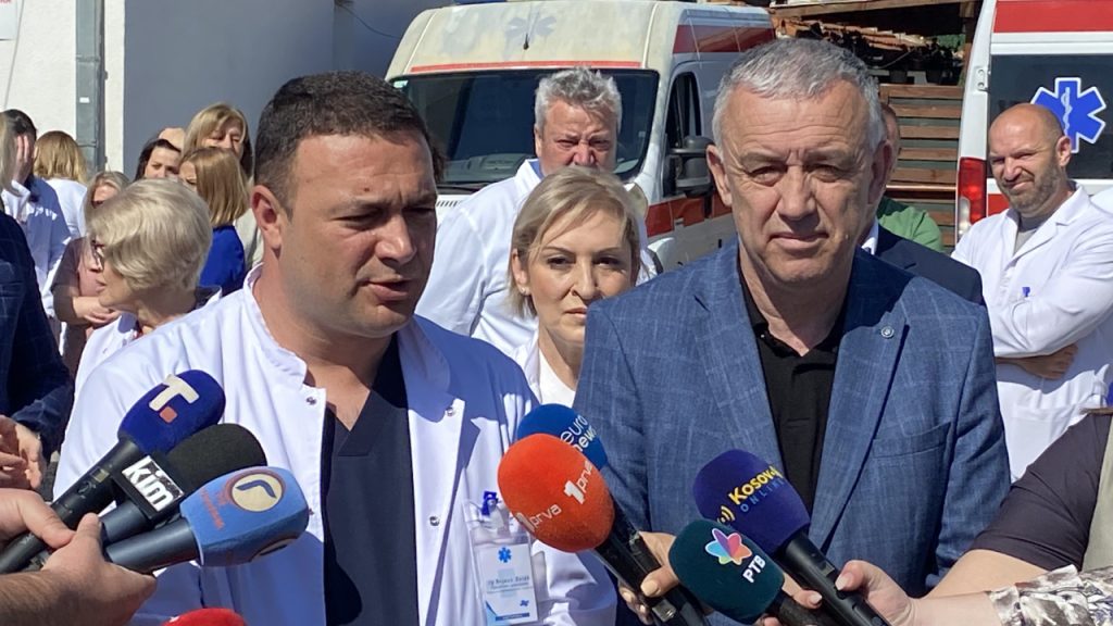Zlatan Elek ispred KBC Priština u Gračanici: Protesti neće stati dok uhapšeni direktori ne budu pušteni na slobodu (Foto Kim)