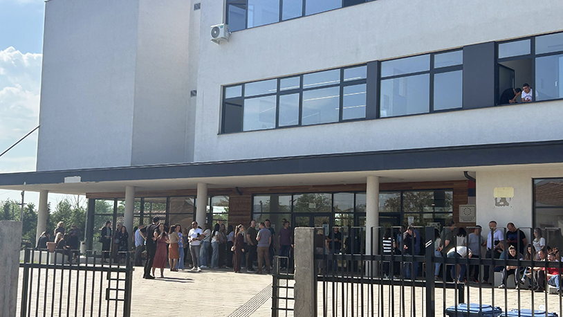 Svakodnevni protesti zaposlenih u zdravstvu i obrazovanju na centralnom Kosovu Protest zaposlenih ispred Srednjoškolskog centra (Foto Kim)