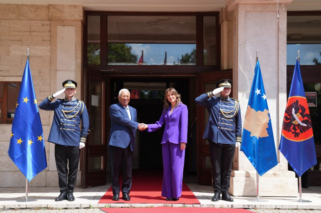 Vršiteljka dužnosti predsednice Kosova Aljbuljena Hadžiju sa predsednikom Evropskog saveta Antoniom Koštom (Foto: President-ks)