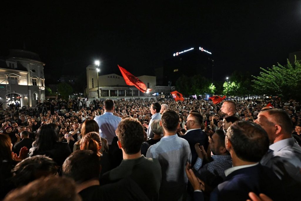 Vrhovni sud Kosova odbio žalbu Samoopredeljenja, kazna od 5.100 evra Pristalice Samoopredeljenja, ilustracija (Foto: Facebook/AlbinKurti)