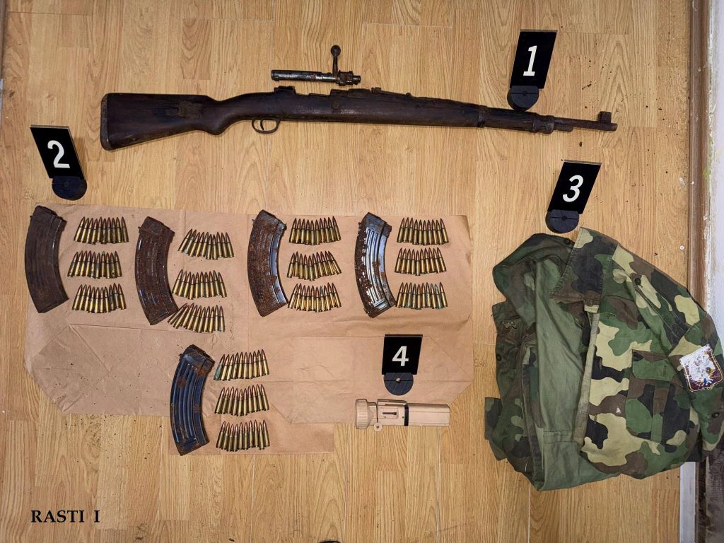 Policija u Zubinom Potoku pronašla oružje i municiju na tri lokacije Deo pronađenog oružja u opštini Zubin Potok (Foto: Facebook Kosovska policija)