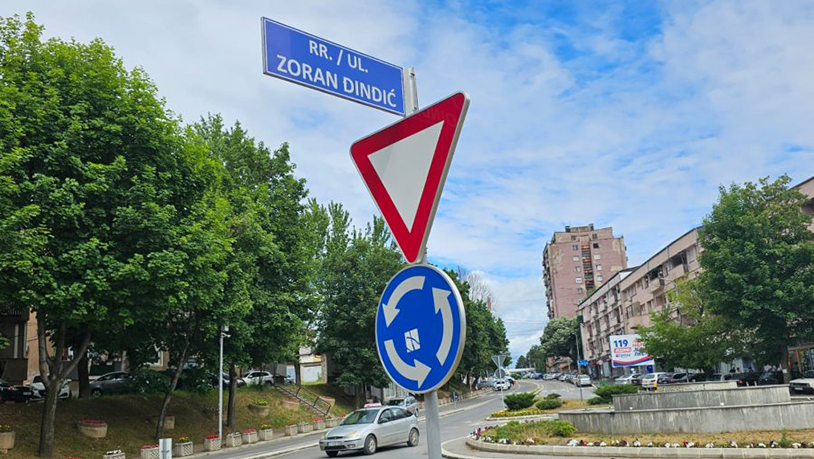 Severna Mitrovica: Premeštena tabla sa nazivom ulice „Zoran Đinđić“ Premeštena tabla sa nazivom ulice „Zoran Đinđić“