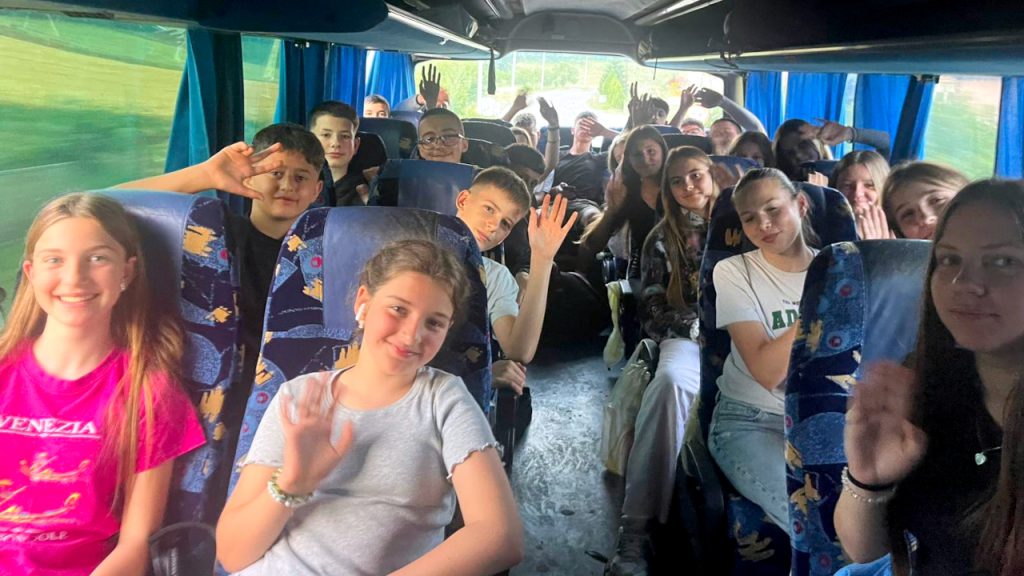 Oko 750 dece i prosvetnih radnika sa Kosova otputovalo u Republiku Srpsku Deca sa Kosova polaze autobusima u Republiku Srpsku u okviru humanitarnog projekta (Foto Odbor za pomoć Kosovu i Metohiji)
