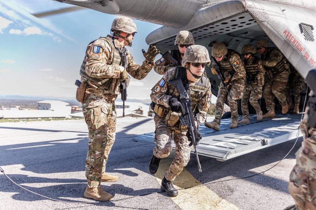 KFOR izveo helikoptersku vežbu kod Peći KFOR izveo helikoptersku vežbu kod Peći (Foto KFOR)