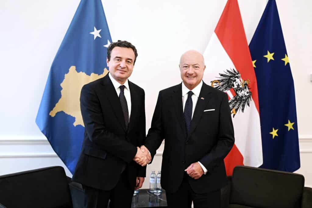Kurti sa austrijskim kancelarom: Kosovo očekuje status kandidata i početak pregovora sa EU Kurti sa austrijskim kancelarom: Kosovo očekuje status kandidata i početak pregovora sa EU (Foto Kabinet kosovskog premijera)