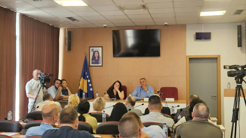 Sednica SO Severna Mitrovica: Poništena odluka o uklanjanju znaka; Radojević: Znak će biti uklonjen, samo je pitanje kada (Foto Milica Srejić/Alternativna)