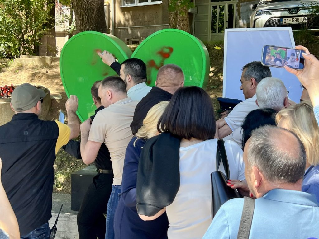 Kosovska policija: Protiv Radojevića i Zaporožca pokrenut postupak zbog vandalizma Kosovska policija: Protiv Radojevića i Zaporožca pokrenut postupak zbog vandalizma (Foto Radio Mitrovica sever)