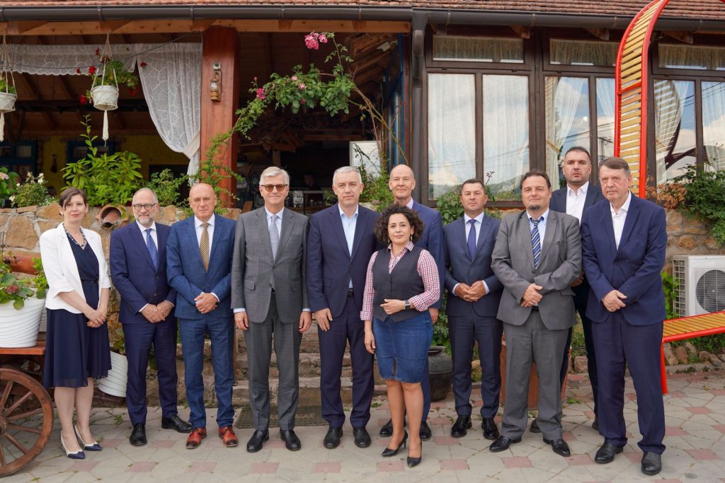 Lakroa sa gradonačelnicima i predstavnicima školstva i zdravstva na severu Kosova Lakroa sa gradonačelnicima i predstavnicima školstva i zdravstva na severu Kosova (Foto UNMIK)