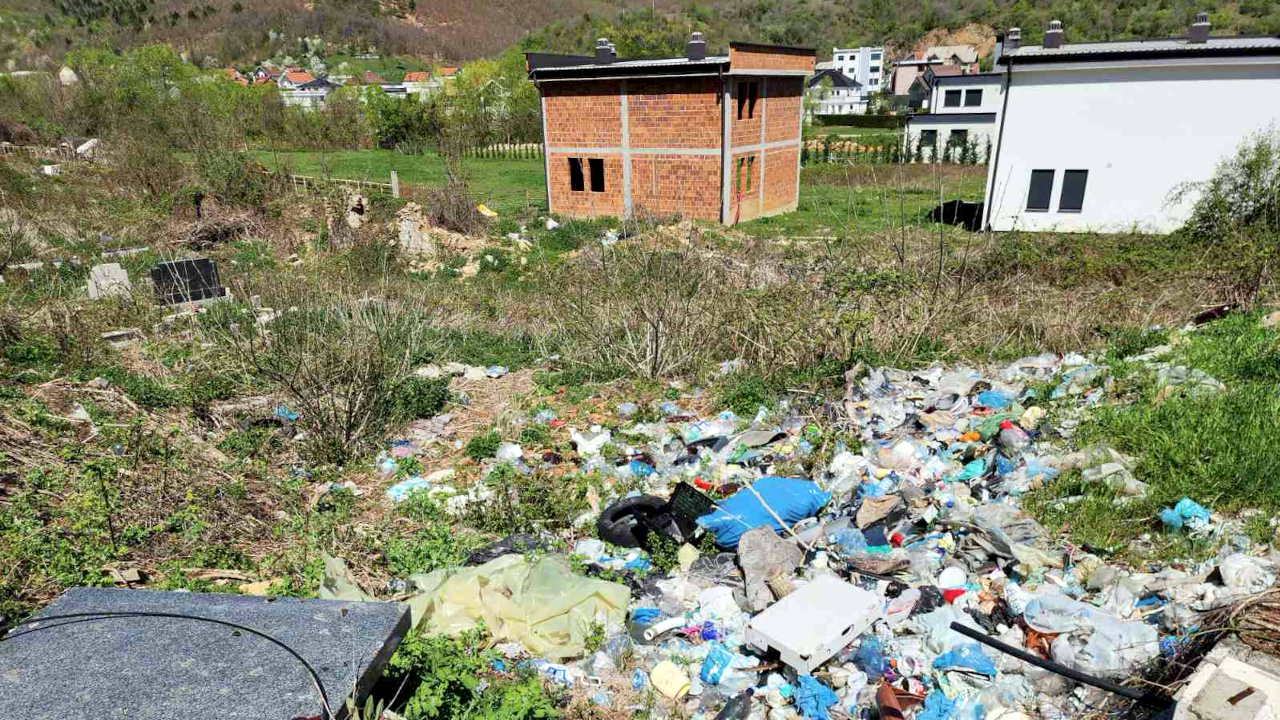 Groblje u Nerodimlju i srušeni hram zatrpan smećem (Foto Živojin Rakočević)