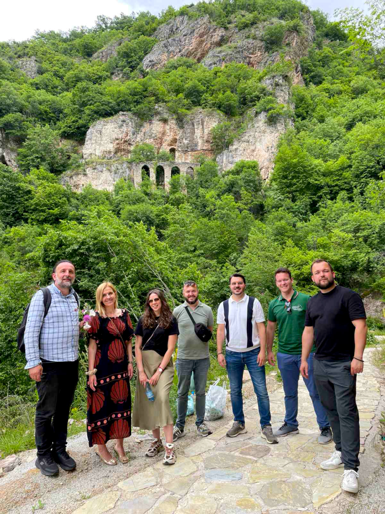 Ispred isposnice Svetog Petra Koriškog (Foto Živojin Rakočević)