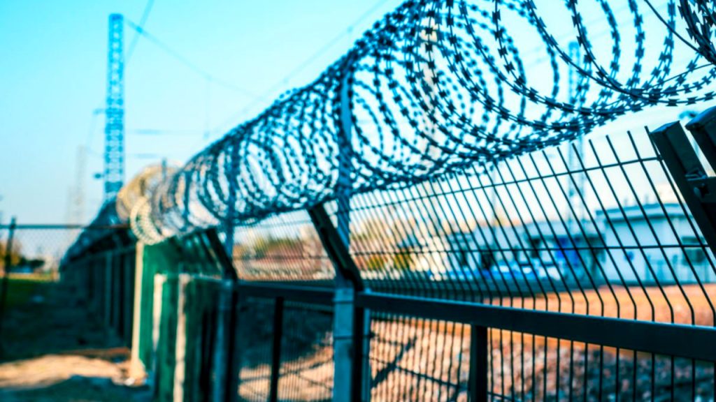 Lipljan: Dva zatvorenika pobegla iz Kazneno-popravnog centra, vraćeni nakon hapšenja Lipljan: Dva zatvorenika pobegla iz Kazneno-popravnog centra, vraćeni nakon hapšenja, ilustracija (Foto iStock)