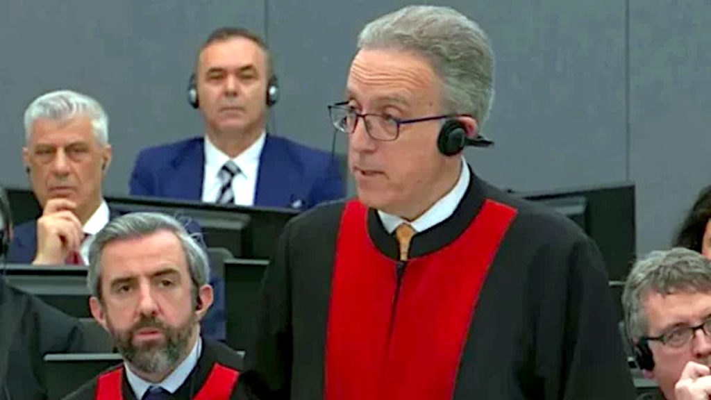Mišetić kritikovao Specijalni sud: Ignorisanje nezavisnih izveštaja ugrožava pravo na javno suđenje Luka Mišetić ocenio da je pravo na javno suđenje ključno za zaštitu ljudskih prava u procesu protiv Tačija i ostalih (Foto printskrin Specijalizovana veća Kosova)