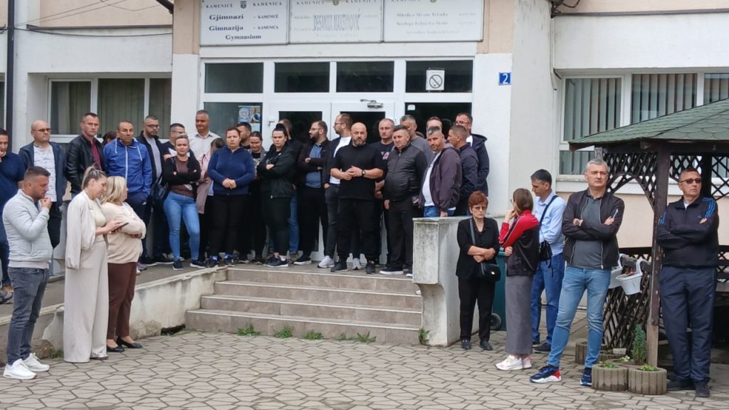 Zaposleni u školama protestovali zbog hapšenja dvojice direktora u Kamenici Miran protest zaposlenih ispred skolskih objekata u Kamenici (Foto RTV Puls)