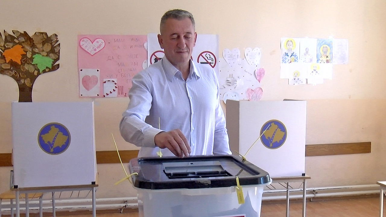 Nenad Rašić na glasanju u Dobrotinu (Foto Kim)