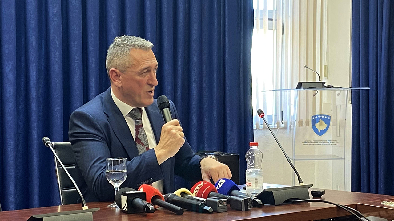 Nenad Rašić na konferenciji za medije u Ministrstvu za zajednice i povratak (Foto Kim)