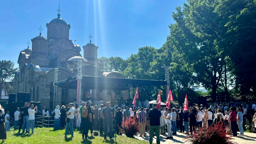 Obeležavanje Vidovdana i 637 godišnjice Kosovske bitke otpočelo svetom arhijerejskom liturgijom u Gračanici (Foto Kim)
