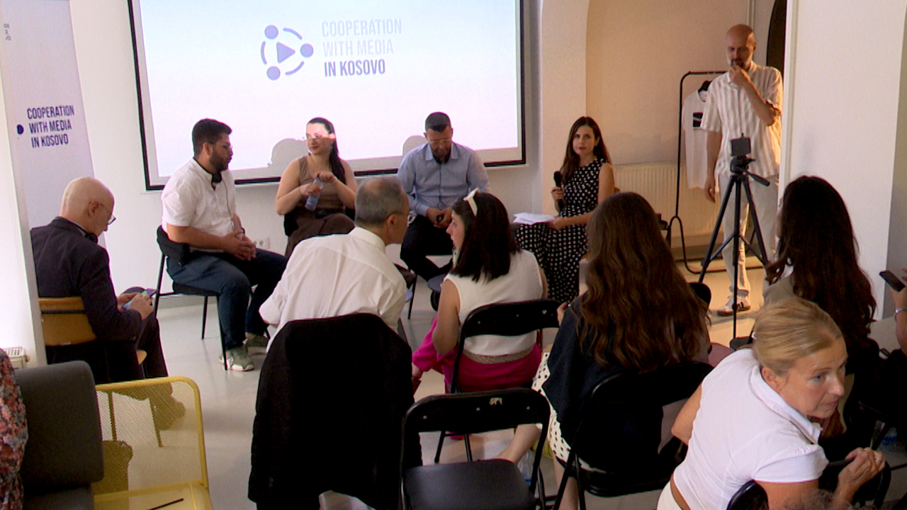 Panel o iskustvima zajedničkog rada novinara koji izveštavaju na srpskom i albanskom jeziku (Foto Kim)