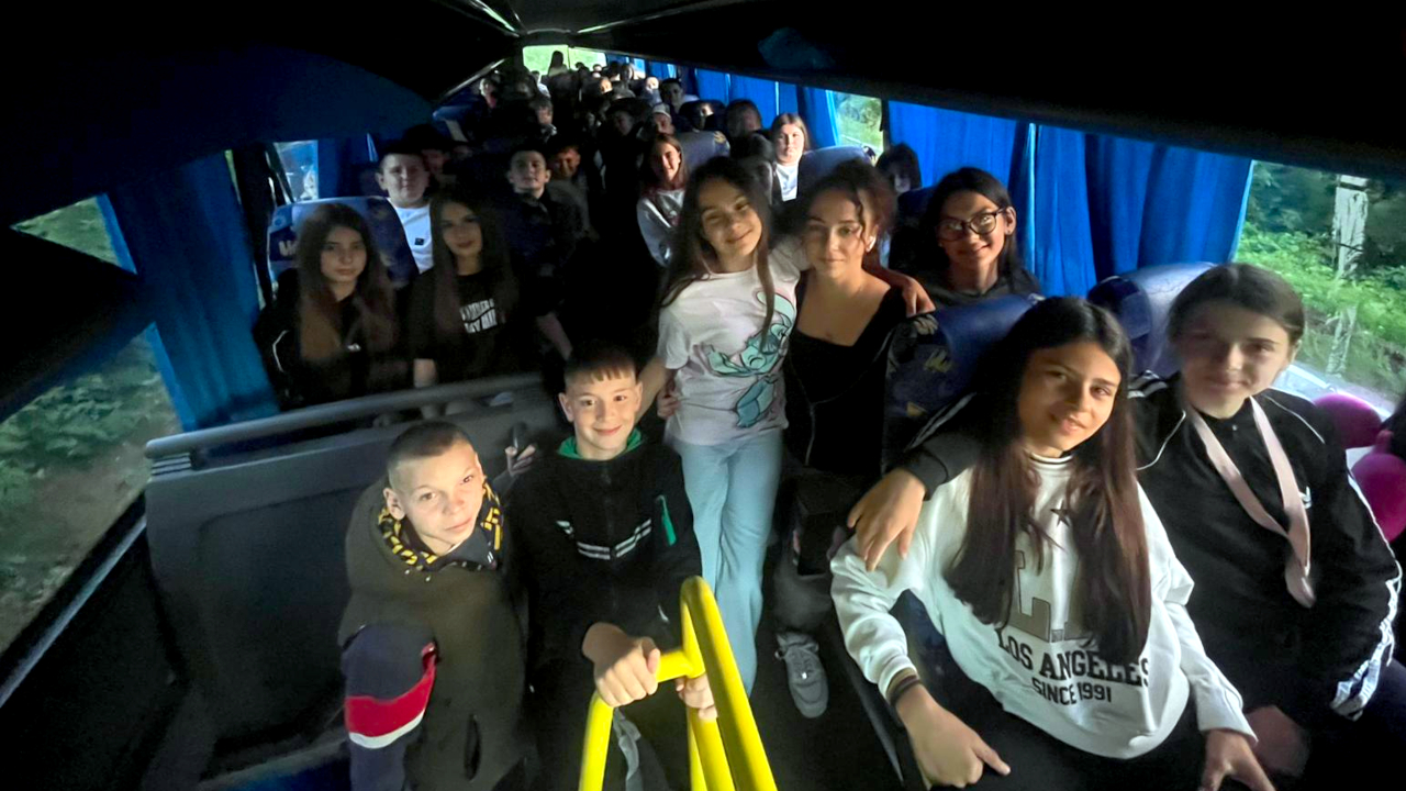 Polazak autobusa sa decom i prosvetnim radnicima sa Kosova ka Republici Srpskoj (Foto Odbor za pomoć Kosovu i Metohiji)